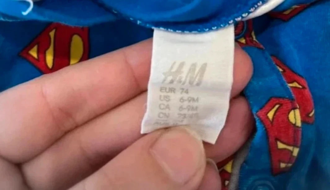 🦸 Boy's H&M Baby Pajamas – Size 9/12 months – Blue Superman Pattern – photo 2